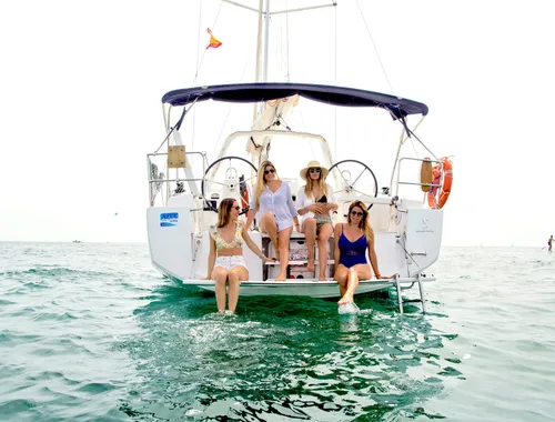 2-Hour Sailing Tour in Barcelona with Open Bar & Snacks
