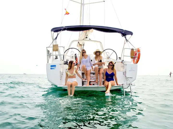 1-Hour Shared Sailing Tour in Barcelona with Open Bar & Snacks
