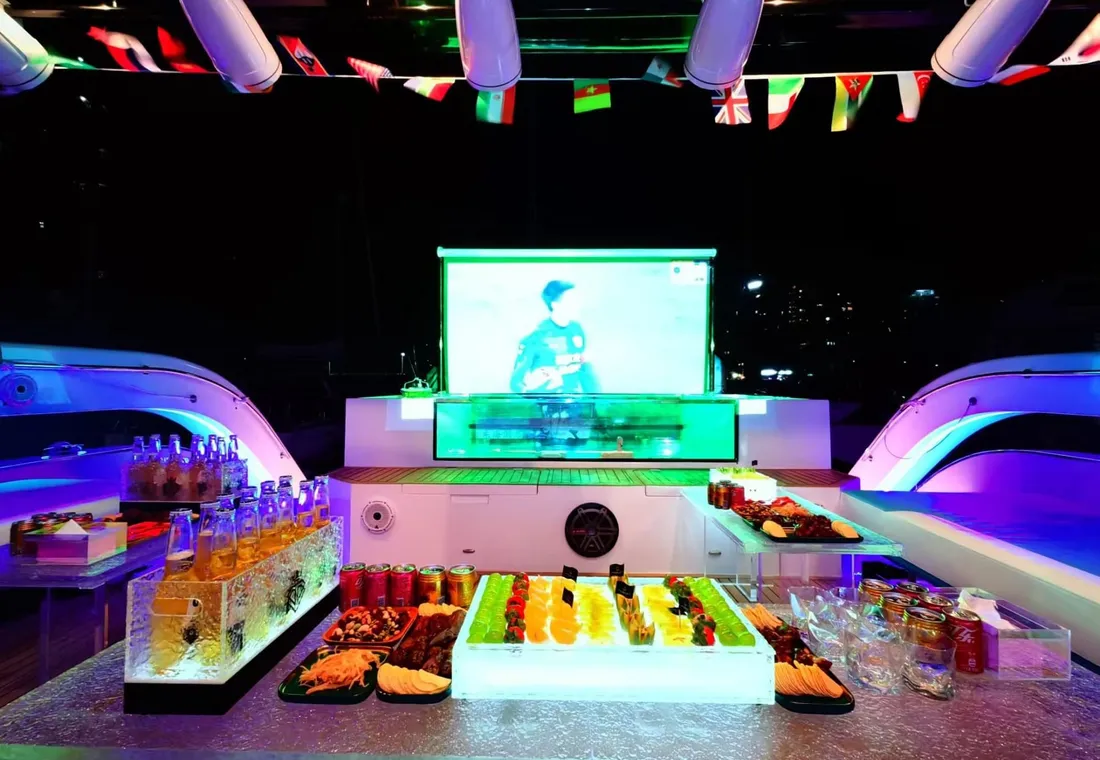 Yacht Night Party in Dubai with Live DJ & Open Bar