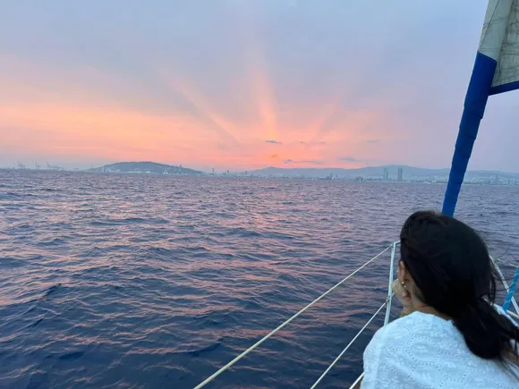 Shared Sunset Sailing in Barcelona with Drinks and Snacks (up to 6)