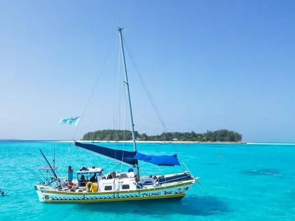 Private catamaran to Mnemba Atoll in Zanzibar