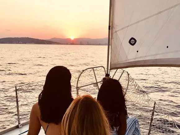 Private Sunset Sailing in Barcelona with Open Bar & Snacks (up to 9)