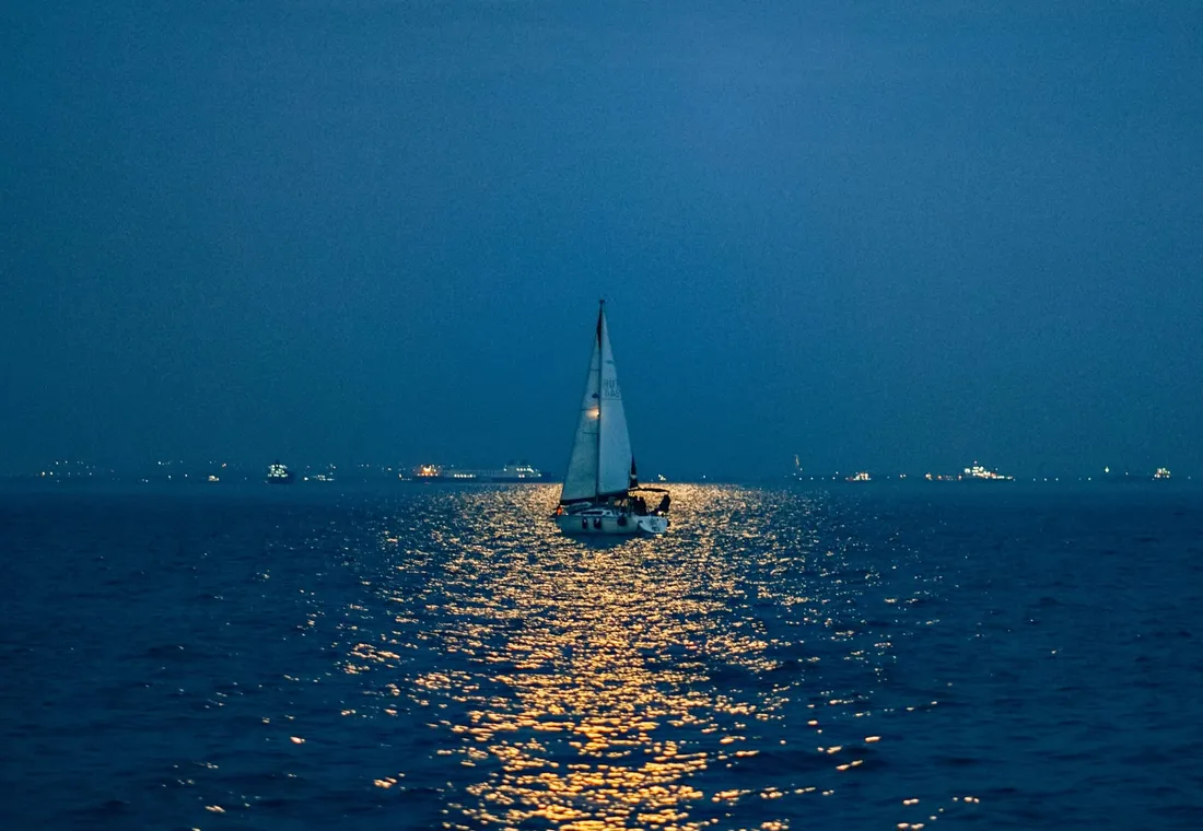 cover image of the 2.5h Full Moon sailing experience in Sotogrande Boat floating above the flash and unfurling sails