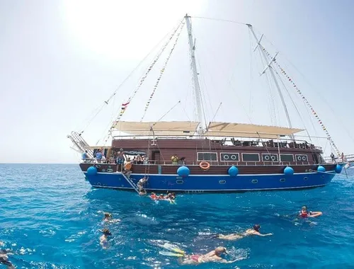 Marsa Alam: Pirates Sailing Boat Cruise to Turtle Bay with Pickup