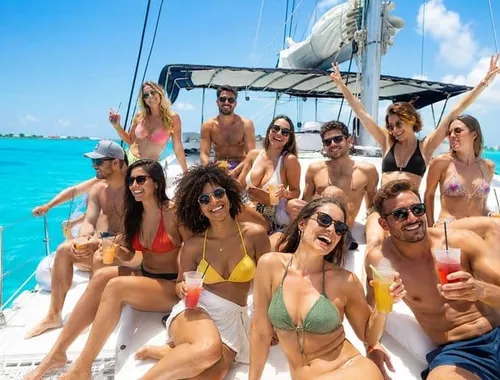 Private Catamaran Cancun Bay 4hr Open Bar and Snorkel