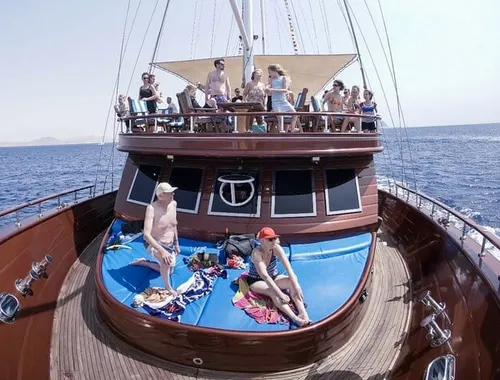 Marsa Alam: Pirates Sailing Boat Cruise to Turtle Bay with Pickup