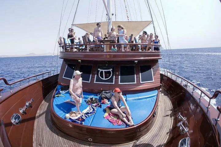 Marsa Alam: Pirates Sailing Boat Cruise to Turtle Bay with Pickup