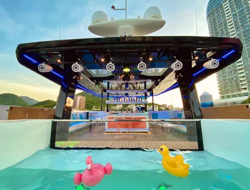 Yacht Night Party in Dubai with Live DJ & Open Bar