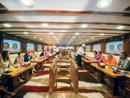 Hurghada: Elite VIP Cruise with Seafood and BBQ Buffet Lunch 