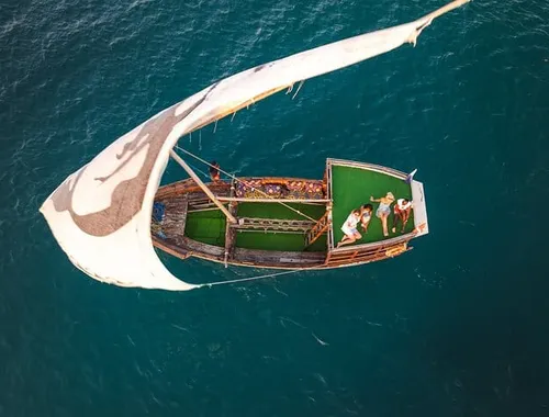 Enjoy a relaxing dhow sail, stunning sunset views, and drinks on Zanzibar’s sparkling waters!
