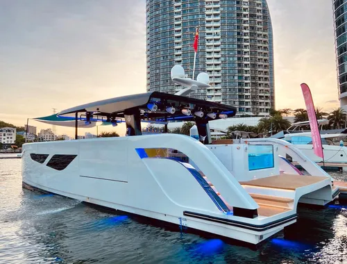 Yacht Night Party in Dubai with Live DJ & Open Bar