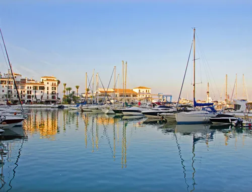 El Puerto de la Duquesa welcomes us with its charming atmosphere and options to explore.