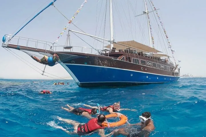 Marsa Alam: Pirates Sailing Boat Cruise to Turtle Bay with Pickup