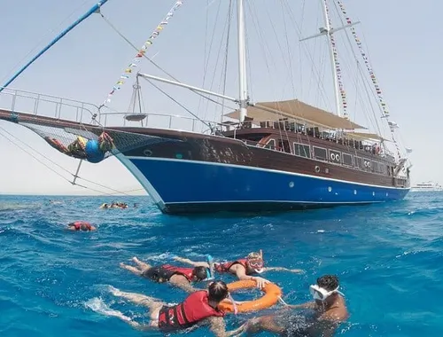 Marsa Alam: Pirates Sailing Boat Cruise to Turtle Bay with Pickup