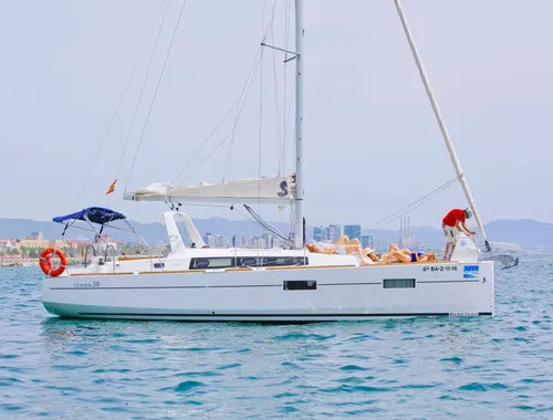 1h Refreshing Sailing Tour in Barcelona with Open Bar & Snacks 