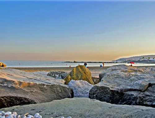 Walk around the port and discover its shops, bars and corners full of Mediterranean charm.