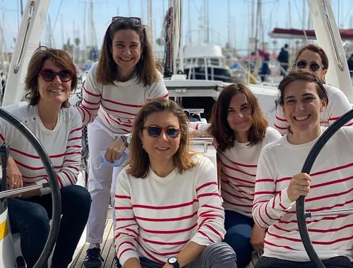 2-Hour Sailing Tour in Barcelona with Open Bar & Snacks