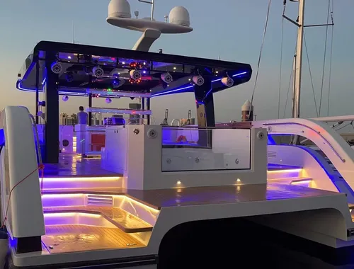 Yacht Night Party in Dubai with Live DJ & Open Bar