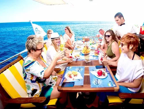 Sharm: Elite VIP Cruise Ras Mohammed & White Island with Lunch
