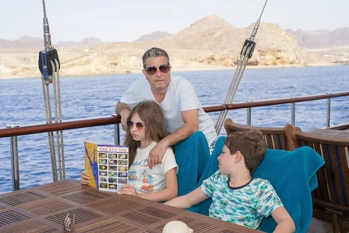 Marsa Alam: Pirates Sailing Boat Cruise to Turtle Bay with Pickup