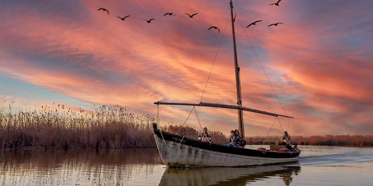 A sailing boat on the Albufera at dusk